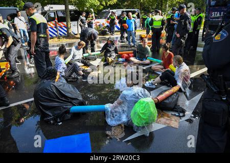 The Hague,TheNetherlands, 16th september,2023. Extinction rebellion protested by blocking the A12 motorway for the 8th day in a row.  Watercannons were used and police removed and arrested a few hundred people.Credit:Pmvfoto/Alamy Live News Stock Photo
