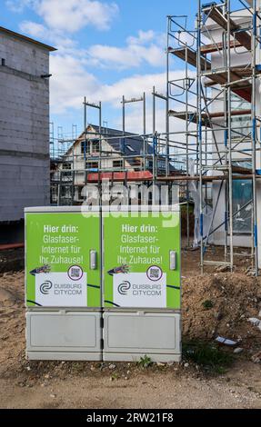 11.04.2023, Germany, North Rhine-Westphalia, Duisburg - Fibre optics, internet, house connections, housing construction in new housing estates, new ho Stock Photo