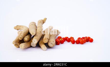 Ashwagandha Dry Root Medicinal Herb with Fresh Leaves, also known as Withania Somnifera, Ashwagandha, Indian Ginseng, Poison Gooseberry, or Winter Che Stock Photo