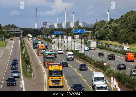 07.08.2023, Germany, North Rhine-Westphalia, Bottrop - Rush-hour traffic, many trucks on the A2 motorway, Uniper coal-fired power plant in Gelsenkirch Stock Photo