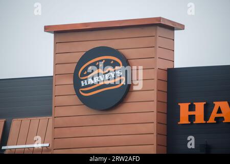 HARVEYS Restaurant and drive through. A Canadian chain of restaurant specialized in burgers, sandwiches, wraps, poutines, frozen drinks and more. Stock Photo