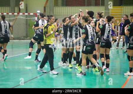 Gijon, Spain, 16th September, 2023: The players of Costa del Sol Malaga celebrate the victory during the 3rd Matchday of the Liga Guerrreras Iberdrola 2023-24 between Motive.co Gijon Balonmano La Calzada and Costa del Sol Malaga, on 26 September 2023, in the Arena Pavilion, in Gijón, Spain. Credit: Alberto Brevers / Alamy Live News. Stock Photo