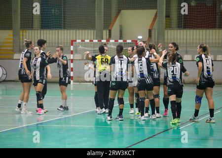 Gijon, Spain, 16th September, 2023: The players of Costa del Sol Malaga celebrate the victory during the 3rd Matchday of the Liga Guerrreras Iberdrola 2023-24 between Motive.co Gijon Balonmano La Calzada and Costa del Sol Malaga, on 26 September 2023, in the Arena Pavilion, in Gijón, Spain. Credit: Alberto Brevers / Alamy Live News. Stock Photo