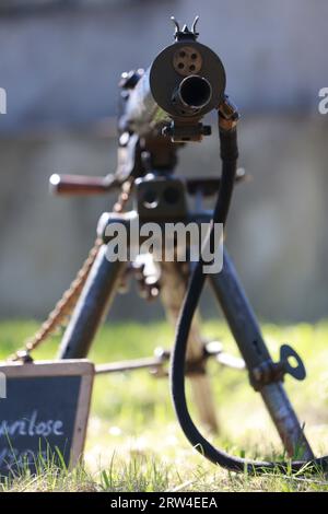 16 September 2023, Saxony-Anhalt, Halberstadt: Uniform and equipment parts such as a machine gun are on display at the Medingschanze. Visitors learn about historical tours of World War 1 trenches. The Medingschanze, probably the only preserved WW1-era show trench on German soil, can be visited during organized guided tours in the Spiegelsberge mountains. The city of Halberstadt was a garrison town since 1623 and developed over the centuries into one of the most important in central Germany. This long period of military presence, which ended only in 1993 with the withdrawal of the Soviet army, Stock Photo