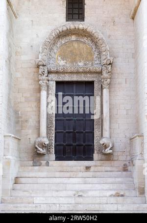 The lion portal, Torre dei Leoni, archivolt with representation, storming a castle, made around 1100, Romanesque, Basilica San Nicola, Bari, Apulia Stock Photo