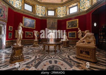 Restauro della Tribuna. A selection of marble figures on display in the Restauro della Tribuna (Restoration of the Tribune) an octagonal room at the Stock Photo