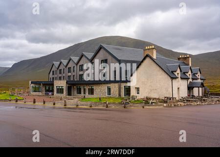 Mountain houses along the road that runs through the beautiful valley of Glencoe, Scotland Stock Photo