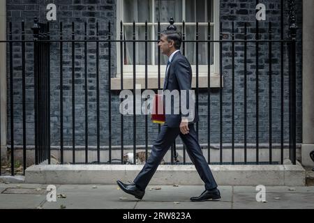 Prime Minister Rishi Sunak leaves No.10 Downing Street for weekly questions in Parliament. Westminster, London, UK Stock Photo