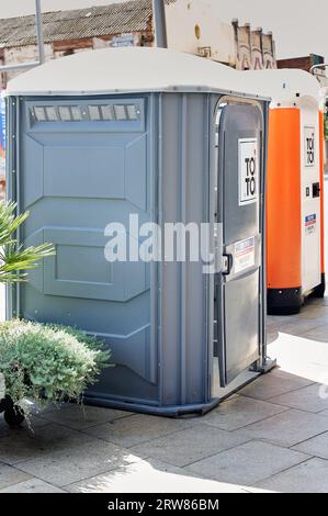 pubblica orinatoio portatile per gli uomini a Isola Stvanice, Praga,  Repubblica Ceca uomini pissoir, uomini a orinatoio pubblico Mens Foto stock  - Alamy