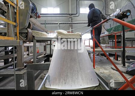 Workers work hard on the ceramic fiber production line, North China ...