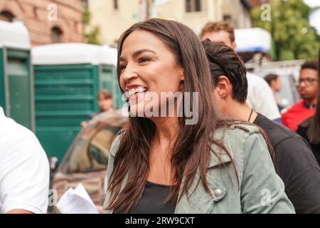 Alexandria Ocasio-Cortez marching in New York City Puerto Rican Day ...