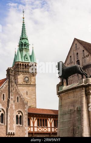 Burgplatz mit Loewe, Burg Dankwarderode und Rathaus in Braunschweig, Deutschland, Burgplatz with lion and Dankwarderode Castle in Brunswick, Germany Stock Photo