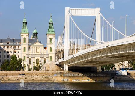 Inner City Parish Church and Elizabeth Bridge by the Danube river in Budapest, Hungary Stock Photo