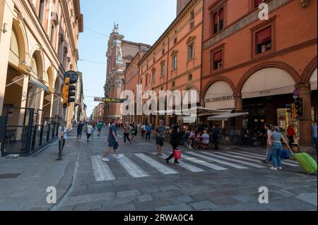 At the busy crossroads between Via Ugo Bassi and Via Dell’Indipendenz, two of the main shopping streets in Bologna in the Emilia-Romagna region of nor Stock Photo