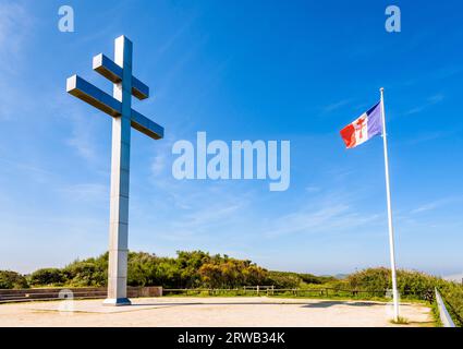 Cross of Lorraine and French flag on the beach at Berniéres-sur-Mer,  Normandie (Normandy), France Stock Photo - Alamy