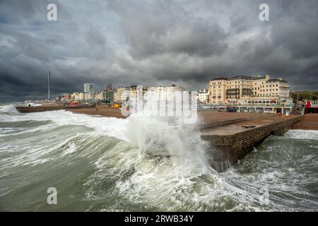 Brighton, September 18th 2023: Waves crashing onto the beach on Brighton seafront Credit: Andrew Hasson/Alamy Live News Stock Photo