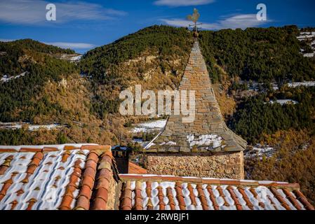 Village of El Querforadat with a little snow in winter (Alt Urgell, Lleida, Catalonia, Spain, Pyrenees) ESP: Aldea de El Querforadat con nieve, España Stock Photo
