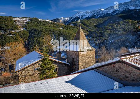 Village of El Querforadat with a little snow in winter (Alt Urgell, Lleida, Catalonia, Spain, Pyrenees) ESP: Aldea de El Querforadat con nieve, España Stock Photo