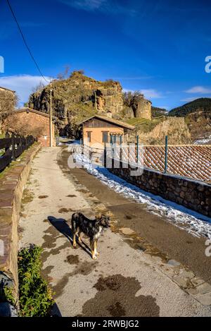 Village of El Querforadat with a little snow in winter (Alt Urgell, Lleida, Catalonia, Spain, Pyrenees) ESP: Aldea de El Querforadat con nieve, España Stock Photo