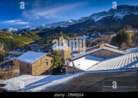 Village of El Querforadat with a little snow in winter (Alt Urgell, Lleida, Catalonia, Spain, Pyrenees) ESP: Aldea de El Querforadat con nieve, España Stock Photo