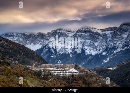 Village of Arsèguel with the Serra de Cadí range in the background after a snowfall (Alt Urgell, Lleida, Catalonia, Spain, Pyrenees) Stock Photo