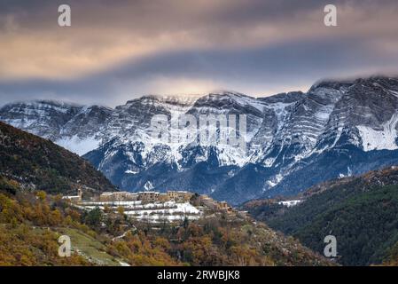 Village of Arsèguel with the Serra de Cadí range in the background after a snowfall (Alt Urgell, Lleida, Catalonia, Spain, Pyrenees) Stock Photo