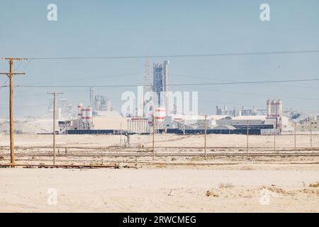 natural gas pipelines and a processing plant in the desert in Bahrain Stock Photo