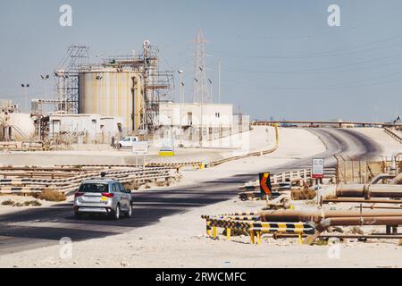 natural gas pipelines and processing infrastructure in the desert in Bahrain Stock Photo