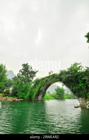 Beautiful Li river side Karst mountain landscape in Yangshuo Guilin, China Stock Photo