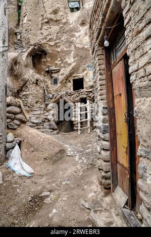 Narrow dirt streets in Kandovan village in Iran Stock Photo