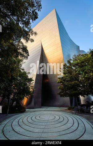 Gustavo Dudamel poses at the 2023 Los Angeles Philharmonic Gala,Thursday,  Oct. 5, 2023, at Walt Disney Hall in Los Angeles. (AP Photo/Chris Pizzello  Stock Photo - Alamy