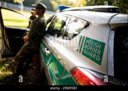 PRODUCTION - 06 September 2023, Poland, Jalowka: A Polish Border Guard vehicle stands in front of the border fence on the Polish side with Belarus. On the EU's external border with neighboring Belarus, Poland has erected a 5.5-meter-high metal fence with motion detectors and night-vision cameras. Poland and the EU Commission accuse Belarusian ruler Lukashenko of systematically bringing migrants from crisis regions to the border. The border region is guarded martially: In addition to the 5,000 border guards and 500 police officers, 4,000 soldiers are deployed, with another 6,000 in reserve. Hum Stock Photo