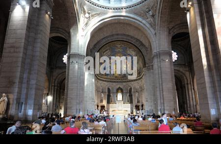 THE CENTRAL NAVE OF THE BASILICA OF THE SACRED HEART Stock Photo - Alamy