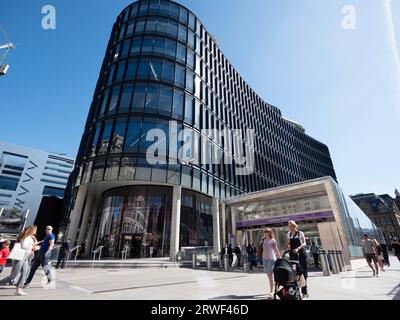 Liverpool street Station Elizabeth Line entrance, London UK, with 100 Liverpool Street, Broadgate, London, offices of SMBC Sumitomo Mitsui Banking Corporation, BMO Financial group, Peel Hunt LLP, RPMI Railpen Railways Pension Scheme, and Milbank LLP, on left Stock Photo