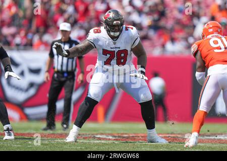 Nov 14, 2021; Landover, MD USA; Tampa Bay Buccaneers offensive tackle  Donovan Smith (76) prepare for an NFL game at FedEx Field. The Washington  Footb Stock Photo - Alamy