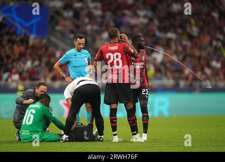 AC Milan's Fikayo Tomori (right) has a drink break as team-mate AC Milan goalkeeper Mike Maignan receives treatment during the UEFA Champions League Group F match at the San Siro, Milan. Picture date: Tuesday September 19, 2023. Stock Photo