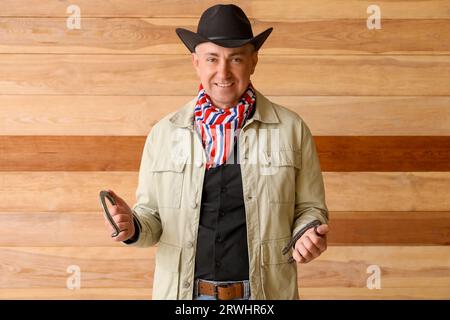 Cowboys are gentlemen. wild west rodeo. man in hat outdoor. man checkered  shirt on ranch. Vintage style man. Wild West retro cowboy. cowboy with  lasso rope. Western. western cowboy portrait — Stock