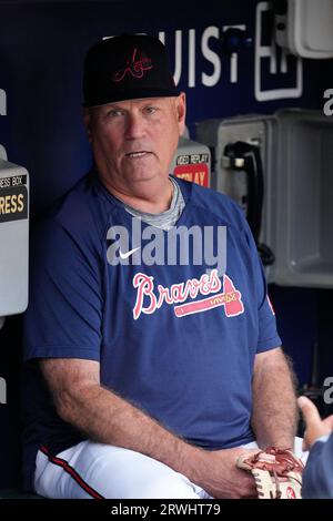 Brian Snitker Signed Atlanta Braves Unframed 8×10 MLB Photo – Holding Trophy
