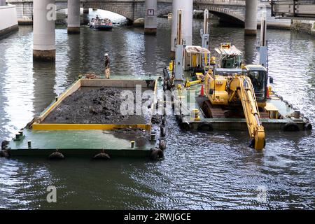 Tokyo, Japan. 19th Sep, 2023. Dredging activities on the Kanda River under the Metropolitan Expressway as part of redevelopment plans in Nihombashi. Maritime infrastructure, barge, construction. (Credit Image: © Taidgh Barron/ZUMA Press Wire) EDITORIAL USAGE ONLY! Not for Commercial USAGE! Stock Photo