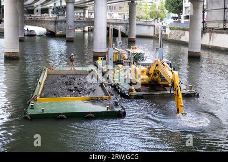 Tokyo, Japan. 19th Sep, 2023. Dredging activities on the Kanda River under the Metropolitan Expressway as part of redevelopment plans in Nihombashi. Maritime infrastructure, barge, construction. (Credit Image: © Taidgh Barron/ZUMA Press Wire) EDITORIAL USAGE ONLY! Not for Commercial USAGE! Stock Photo