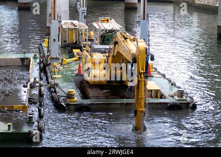 Tokyo, Japan. 19th Sep, 2023. Dredging activities on the Kanda River under the Metropolitan Expressway as part of redevelopment plans in Nihombashi. Maritime infrastructure, barge, construction. (Credit Image: © Taidgh Barron/ZUMA Press Wire) EDITORIAL USAGE ONLY! Not for Commercial USAGE! Stock Photo