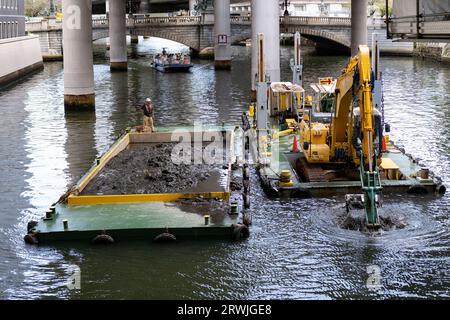 Tokyo, Japan. 19th Sep, 2023. Dredging activities on the Kanda River under the Metropolitan Expressway as part of redevelopment plans in Nihombashi. Maritime infrastructure, barge, construction. (Credit Image: © Taidgh Barron/ZUMA Press Wire) EDITORIAL USAGE ONLY! Not for Commercial USAGE! Stock Photo