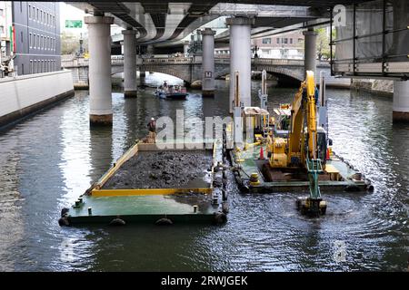 Tokyo, Japan. 19th Sep, 2023. Dredging activities on the Kanda River under the Metropolitan Expressway as part of redevelopment plans in Nihombashi. Maritime infrastructure, barge, construction. (Credit Image: © Taidgh Barron/ZUMA Press Wire) EDITORIAL USAGE ONLY! Not for Commercial USAGE! Stock Photo