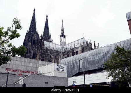 Cologne, Germany. 13th Sep, 2023. the construction site of the Roman Germanic Museum, the Cologne Cathedral and signposts of the access to the Filmforum and the Museum Ludwig is possible Credit: Horst Galuschka/dpa/Horst Galuschka dpa/Alamy Live News Stock Photo