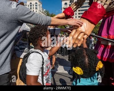 September 19, 2023, Washington, District of Columbia, USA: Little Amal, a 12 foot puppet of a 10-year old Syrian refugee girl, shakes hands withe people welcoming her to Washington, DC. She is on a 6000 mile journey across the United States raising awareness of the needs of child migrants and refugees. (Credit Image: © Sue Dorfman/ZUMA Press Wire) EDITORIAL USAGE ONLY! Not for Commercial USAGE! Stock Photo