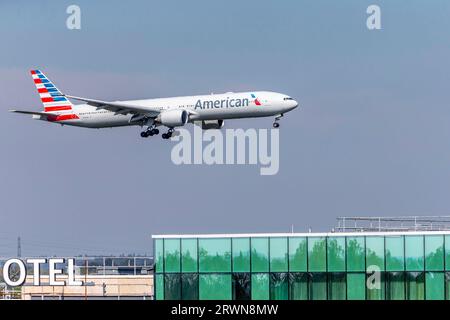 N726AN American Airlines Boeing 777-323ER coming into land at Terminal 5, Heathrow, London, England, UK. Stock Photo