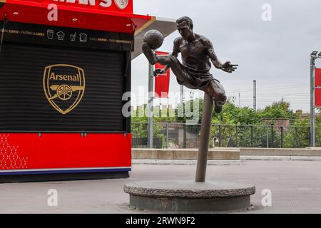 London, UK. 20th Sep, 2023. LONDON, UNITED KINGDOM - SEPTEMBER 20: Statue of Dennis Bergkamp in front of the Emirates Stadium during the UEFA Champions League Group B match between Arsenal and PSV at Emirates Stadion on September 20, 2023 in London, United Kingdom. (Photo by Hans van der Valk/Orange Pictures) Credit: Orange Pics BV/Alamy Live News Stock Photo