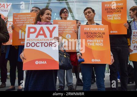 London, UK. 20th Sep, 2023. Junior and senior doctors stand with placards in support of fair pay at the British Medical Association (BMA) picket outside University College Hospital, as NHS (National Health Service) consultants and junior doctors stage their first ever joint strike. Credit: SOPA Images Limited/Alamy Live News Stock Photo