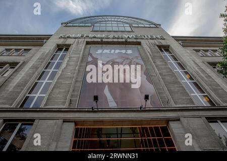 Berlin, Germany. 20th Sep, 2023. The facade of the KaDeWe building is adorned with a striking advertisement for Skims on September 20, 2023. (Photo by Michael Kuenne/PRESSCOV/Sipa USA) Credit: Sipa USA/Alamy Live News Stock Photo