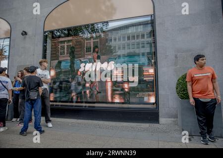 Berlin, Germany. 20th Sep, 2023. On September 20, 2023, a group of young individuals paused, captivated by the Skims advertising campaign displayed on the iconic KaDeWe building. (Photo by Michael Kuenne/PRESSCOV/Sipa USA) Credit: Sipa USA/Alamy Live News Stock Photo